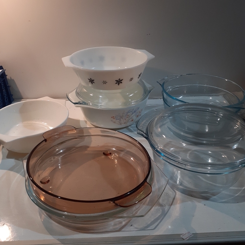 13 - Quantity of round pyrex dishes. Mostly vintage. Overall good condition.