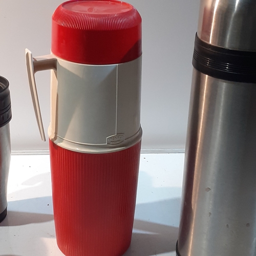 1 - 2 Thermos flasks. Metal stainless 1.8 litre and old style 30 fl oz. Also 4 individual insulated trav... 