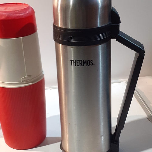 1 - 2 Thermos flasks. Metal stainless 1.8 litre and old style 30 fl oz. Also 4 individual insulated trav... 