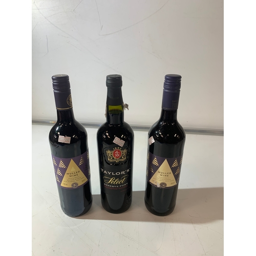 77 - Taylor’s select reserve port & 2x bottle of mulled wine