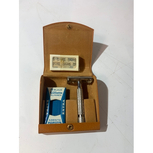 85 - Vintage Gillette razor with Wilkinson blades