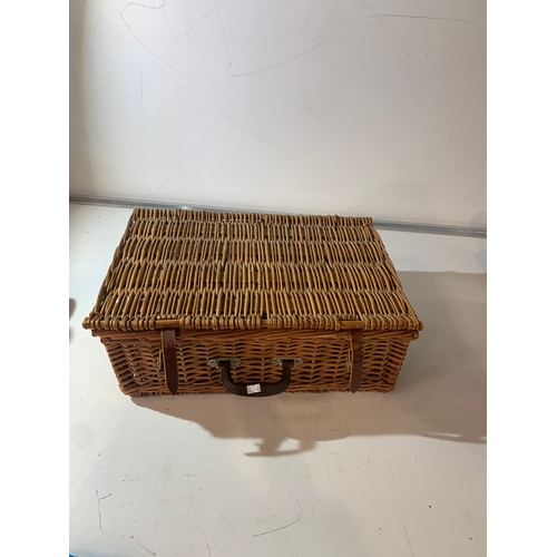 262 - Sirram picnic wicker hamper set