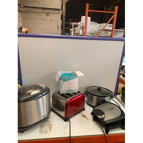 428 - Quantity of kitchen items inc toaster, slow cooker, toastie maker & more