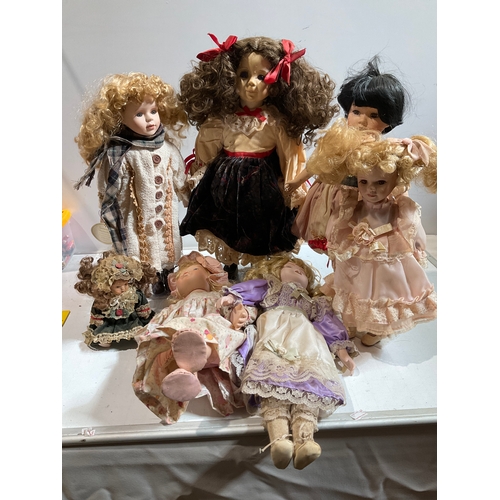 18 - Quantity of vintage porcelain dolls. No damage but dusty and may benefit from a clean