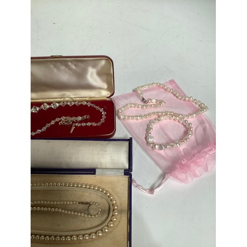 99 - Beaded & pearl costume jewellery
