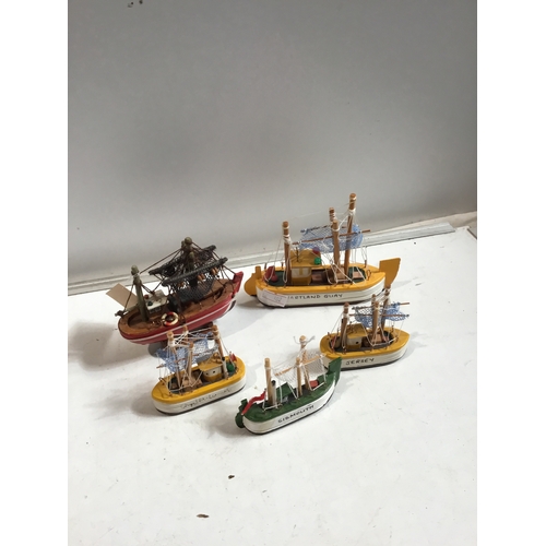 16 - Set of wooden decorative boats