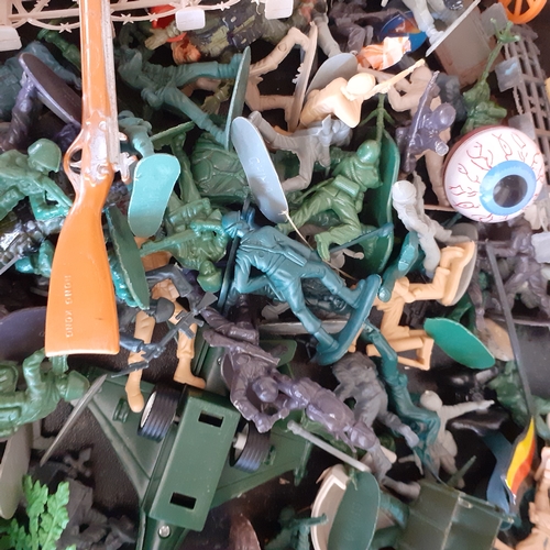 15 - Hundreds of plastic soldiers, weapons, vehicles and landscape pieces. Overall good clean condition