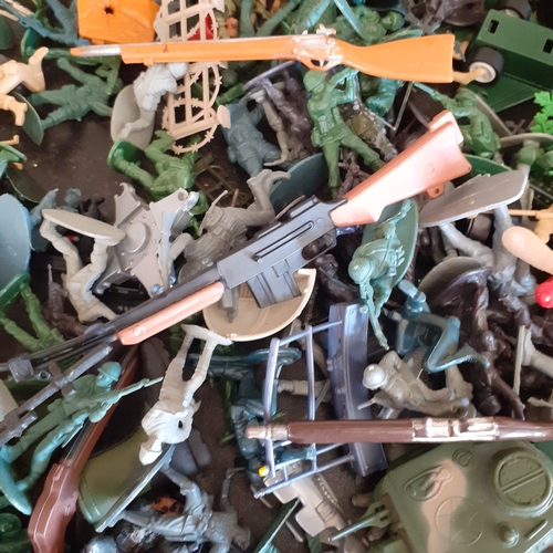 15 - Hundreds of plastic soldiers, weapons, vehicles and landscape pieces. Overall good clean condition