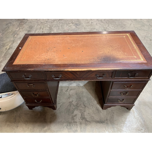 308 - Leather topped office desk with drawers (inc key)