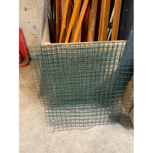 532 - 9 sections of 3x3ft green wire fencing