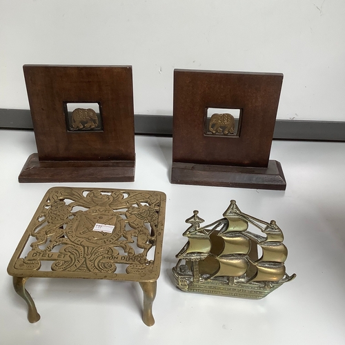 271 - Dieu et mon dboit brass trivet, brass ship book ends & elephants book ends