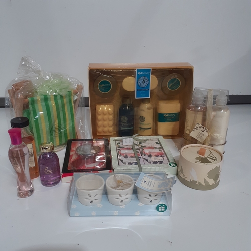 33 - Selection of beauty and bath products. Includes gift boxes, perfumes, candles, bath items and more. ... 