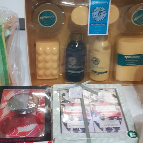 33 - Selection of beauty and bath products. Includes gift boxes, perfumes, candles, bath items and more. ... 