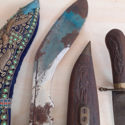 74A - A collection of 3 x decorative hunting type blades. Great detail but do have some rust