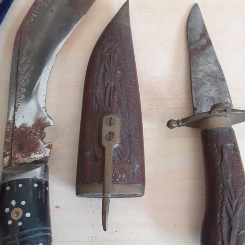 74A - A collection of 3 x decorative hunting type blades. Great detail but do have some rust