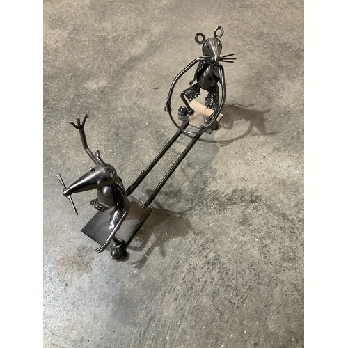 477A - Metal art wine bottle stand