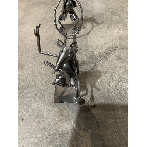 477A - Metal art wine bottle stand