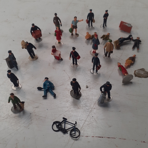 25 - Collection of Huminitures. Scale human figures for populating model railways, towns etc