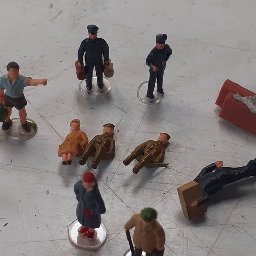 25 - Collection of Huminitures. Scale human figures for populating model railways, towns etc