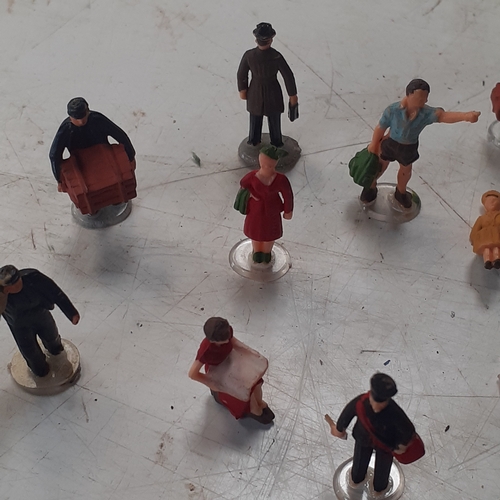 25 - Collection of Huminitures. Scale human figures for populating model railways, towns etc