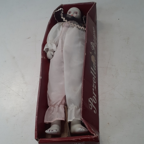 14 - Porzellan Puppe porcelain Pierrot doll. In original box. No damage albeit a little dusty.