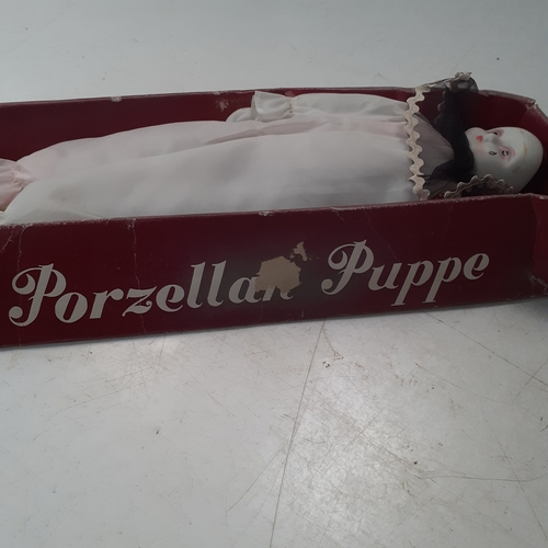 14 - Porzellan Puppe porcelain Pierrot doll. In original box. No damage albeit a little dusty.