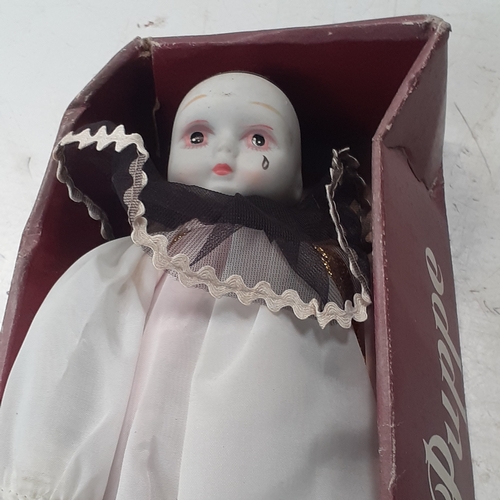 14 - Porzellan Puppe porcelain Pierrot doll. In original box. No damage albeit a little dusty.