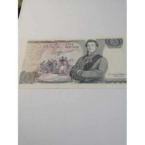 30A - COINS : 5 pounds note in mint condition