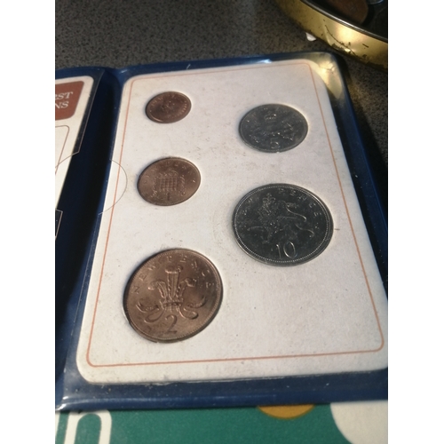 21A - Mixed English coinage including pennies 1926 to 1967 set, Britain's first decimal coinage set and 2 ... 