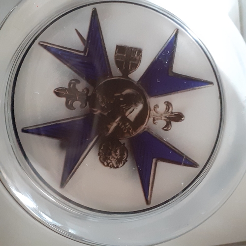 44 - Paperweight featuring the Florence Nightingale badge. Very nice condition, no damage. In original pr... 