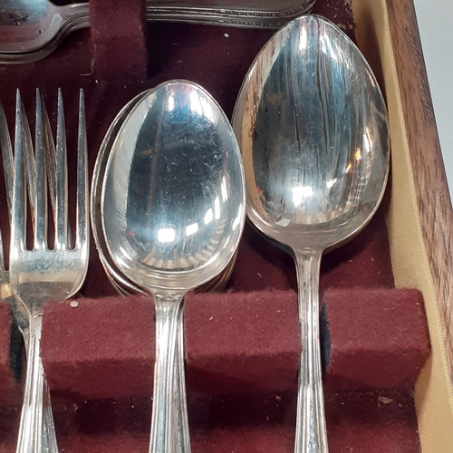 37 - James Lodge Ltd of Sheffield cutlery set, presented in a wooden box. Complete set of 6 each main and... 