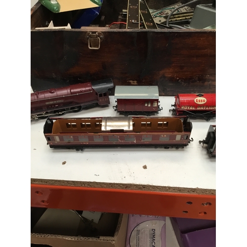 98 - Hornby Dublo electric train set in wooden case - with track, power supply & carriages