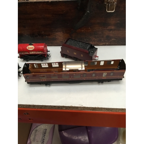 98 - Hornby Dublo electric train set in wooden case - with track, power supply & carriages