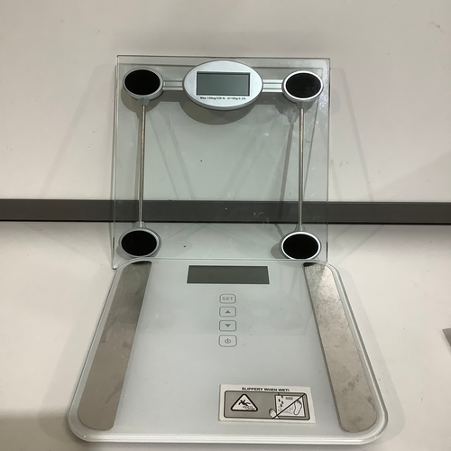 365 - Pair of digital scales