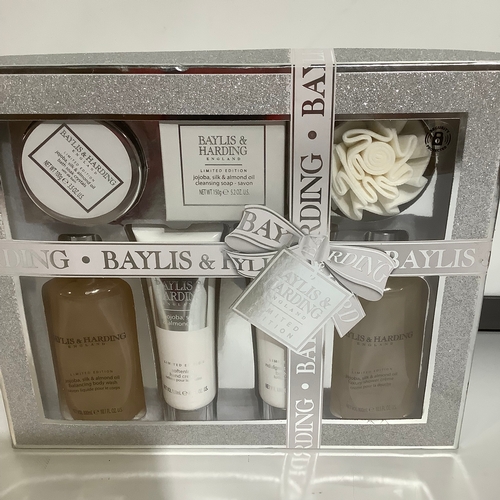 366 - Baylis & Harding bath set new in box make a lovely gift