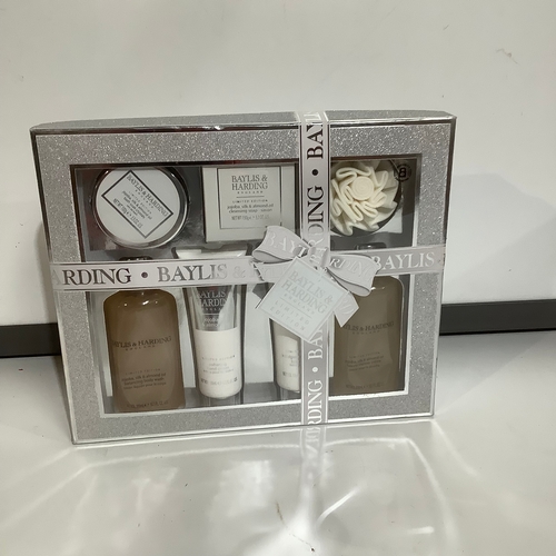 366 - Baylis & Harding bath set new in box make a lovely gift