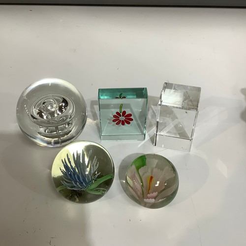 76 - Quantity of 5 glass paper weights