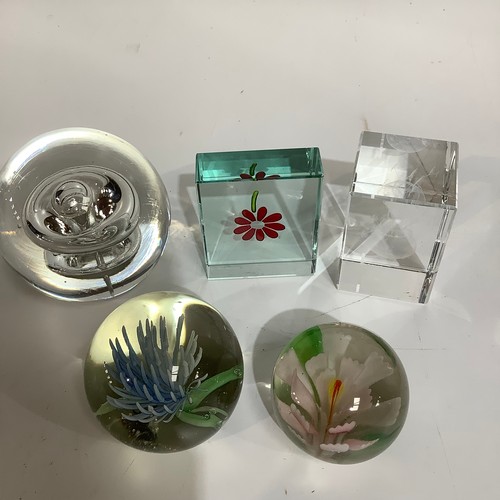 76 - Quantity of 5 glass paper weights