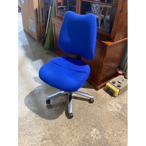 70 - Good condition office swivel chair