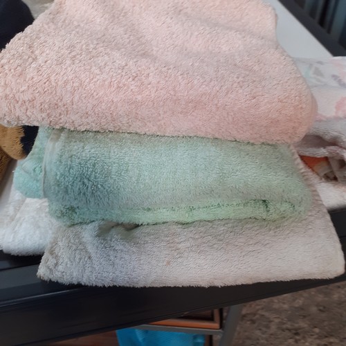 34 - An assortment of various towels. Various sizes from hand to bath. Good clean used condition