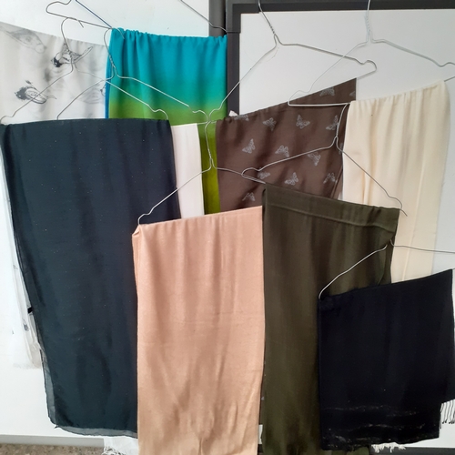 35 - A collection of women's pashinas and scarves. Various designs on overall good condition. Some look u... 