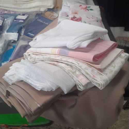 18 - Quantity of mixed linen ware. Includes 2 nice condition travel rugs, table cloths (new in packets), ... 