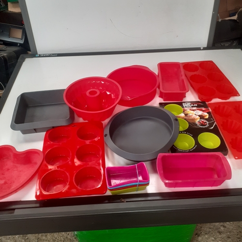 16 - A large quantity of good condition silicone cooking dishes. Very good quality. Some new, Some might ... 