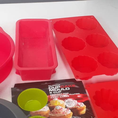 16 - A large quantity of good condition silicone cooking dishes. Very good quality. Some new, Some might ... 