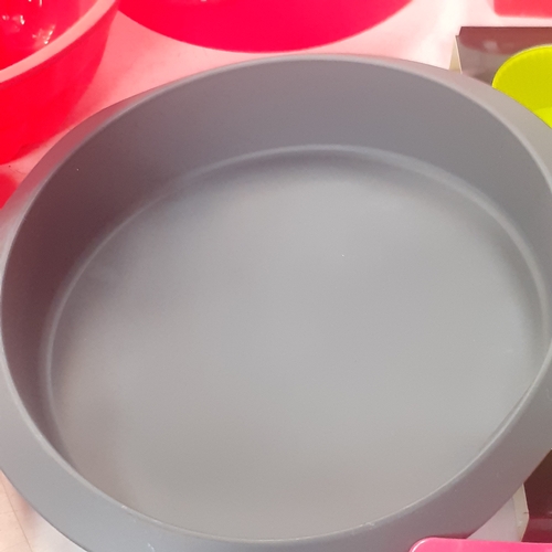 16 - A large quantity of good condition silicone cooking dishes. Very good quality. Some new, Some might ... 