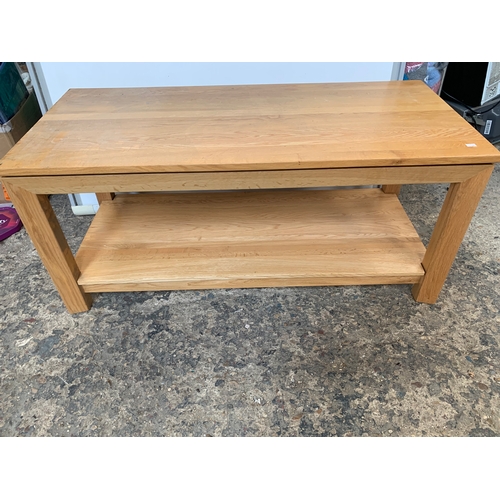 186 - Nice condition oak side coffee table - 110cm long