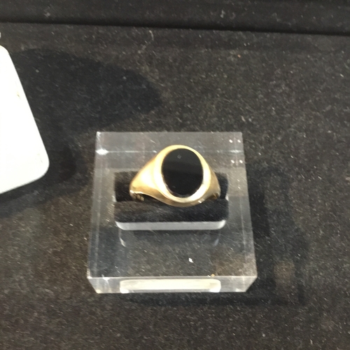 40A - 9ct gold ring with black onyx stone - Size T - 3.63g