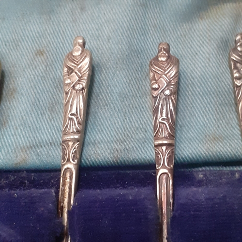 34 - Set of 6 EPNS apostle spoons. Great detail, might benefit a clean. Box is original but very worn