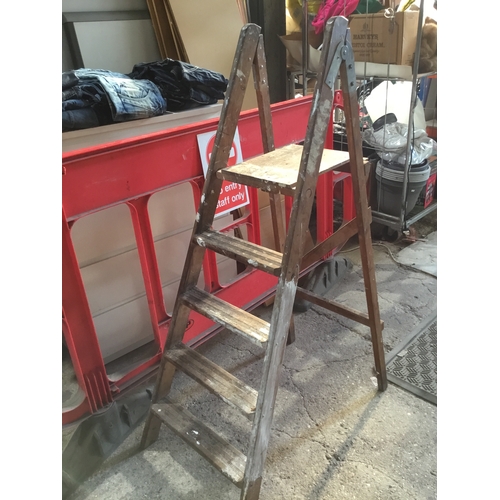 570 - Wooden set of ladders