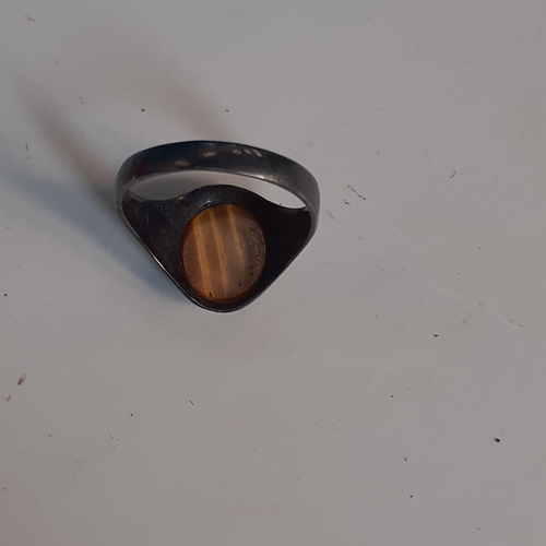 18A - Tigers eye style ring. Sterling silver. Size Q. Approx 2.9g. Would benefit a clean